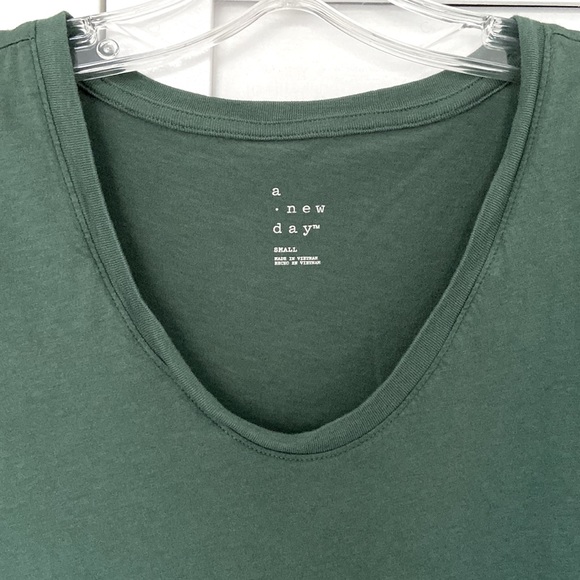 Bundle of 2 A New Day Small V-neck scoop neck tees (green and black). Size small - Picture 5 of 6